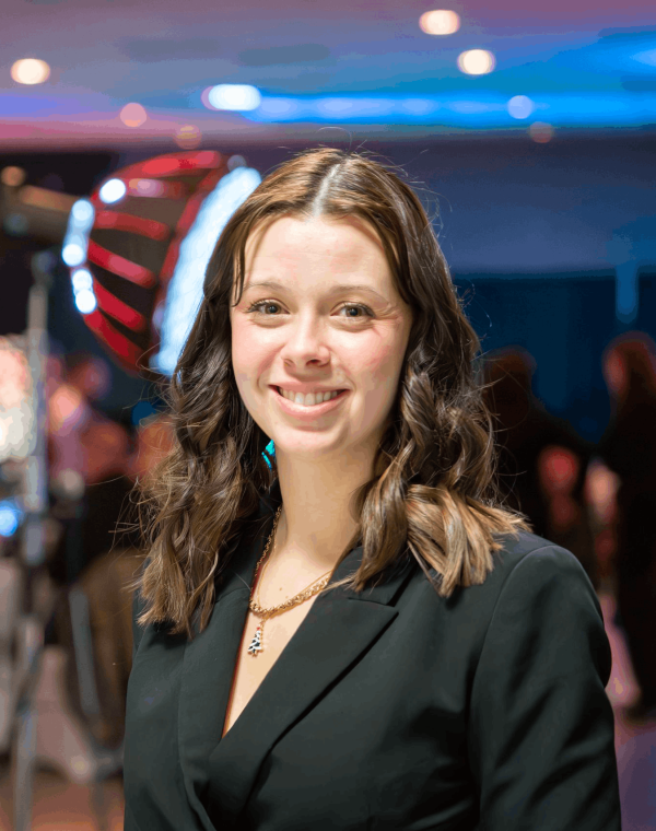 Planificatrice de mariage préparant le déroulement d’un mariage à Montréal